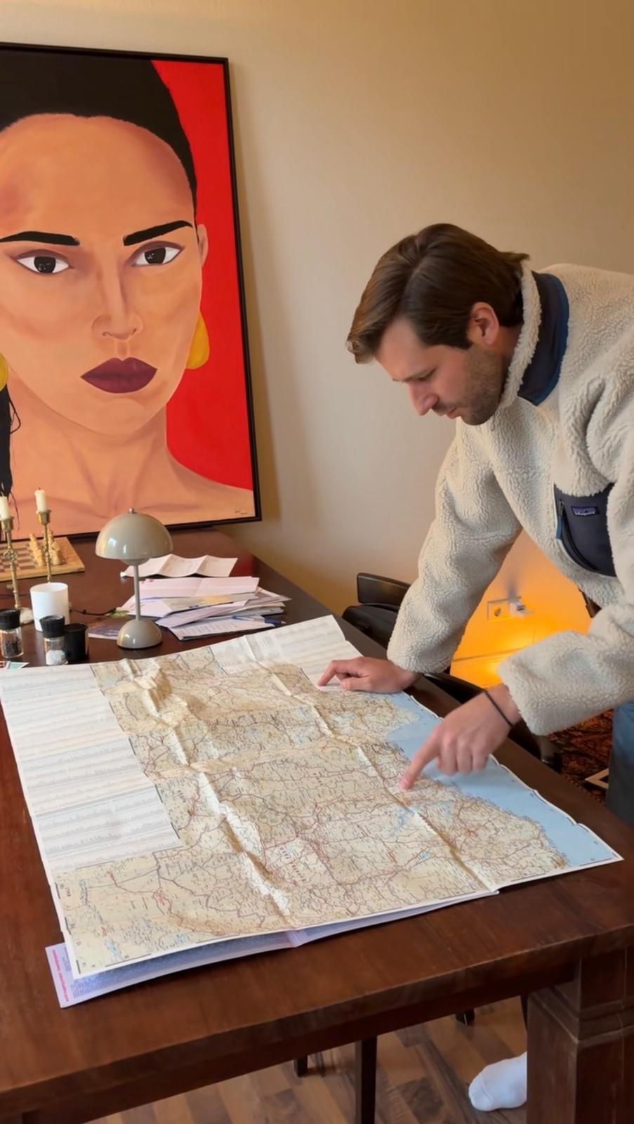 Johnny plant eine Route über einer Afrika-Karte